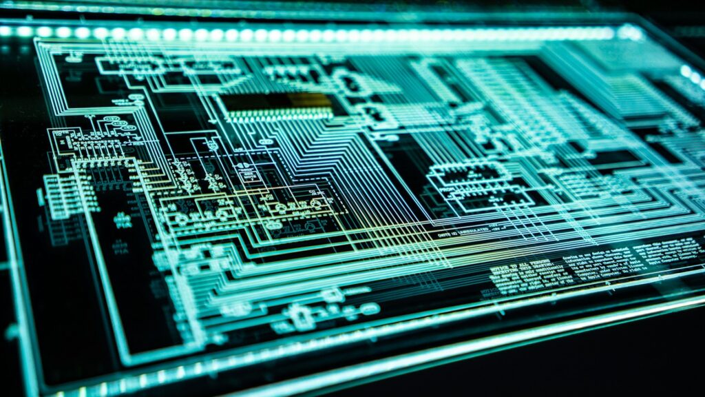 Verlicht digitaal circuitontwerp toont complexe datastromen en technologie-integratie op een scherm.