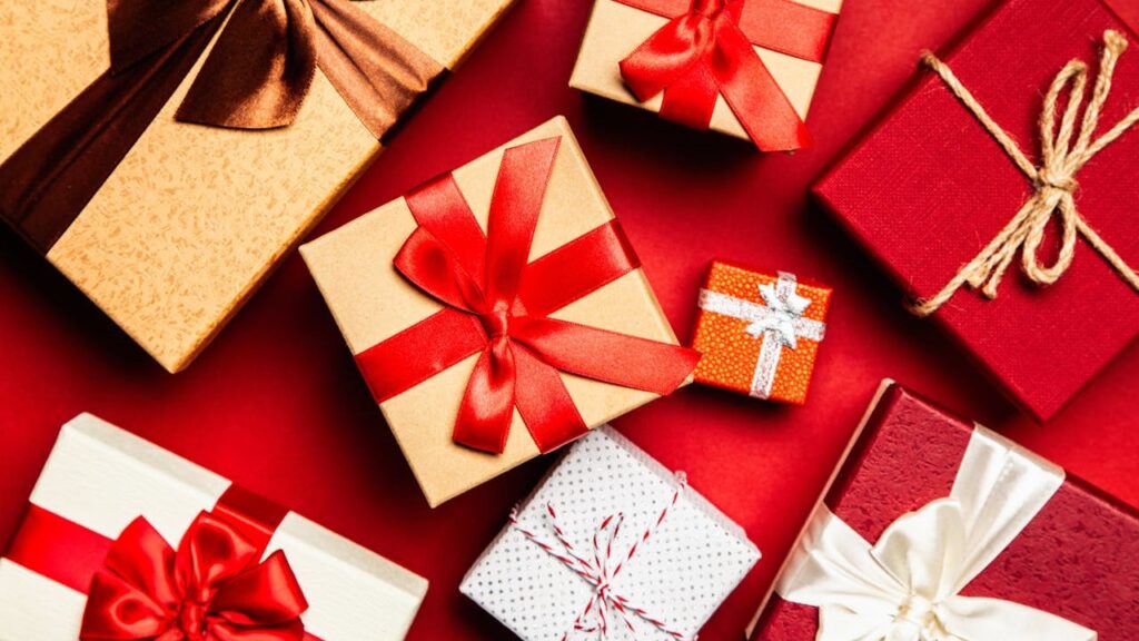 Verschillende kleurrijke cadeaus met strikken, klaar om op het juiste moment gegeven te worden.