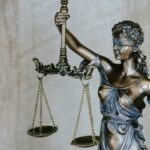 Vrouwe Justitia met weegschaal als symbool voor eerlijk inzendingen beoordelen