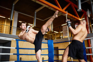 2 mensen vechten in een ring