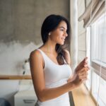 vrouw met huis zonwering